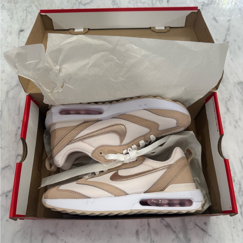 NEW IN BOX Nike Women's Air Max Dawn Sneakers Size 7.5 Women’s Tan & Soft Pink - Picture 2 of 9